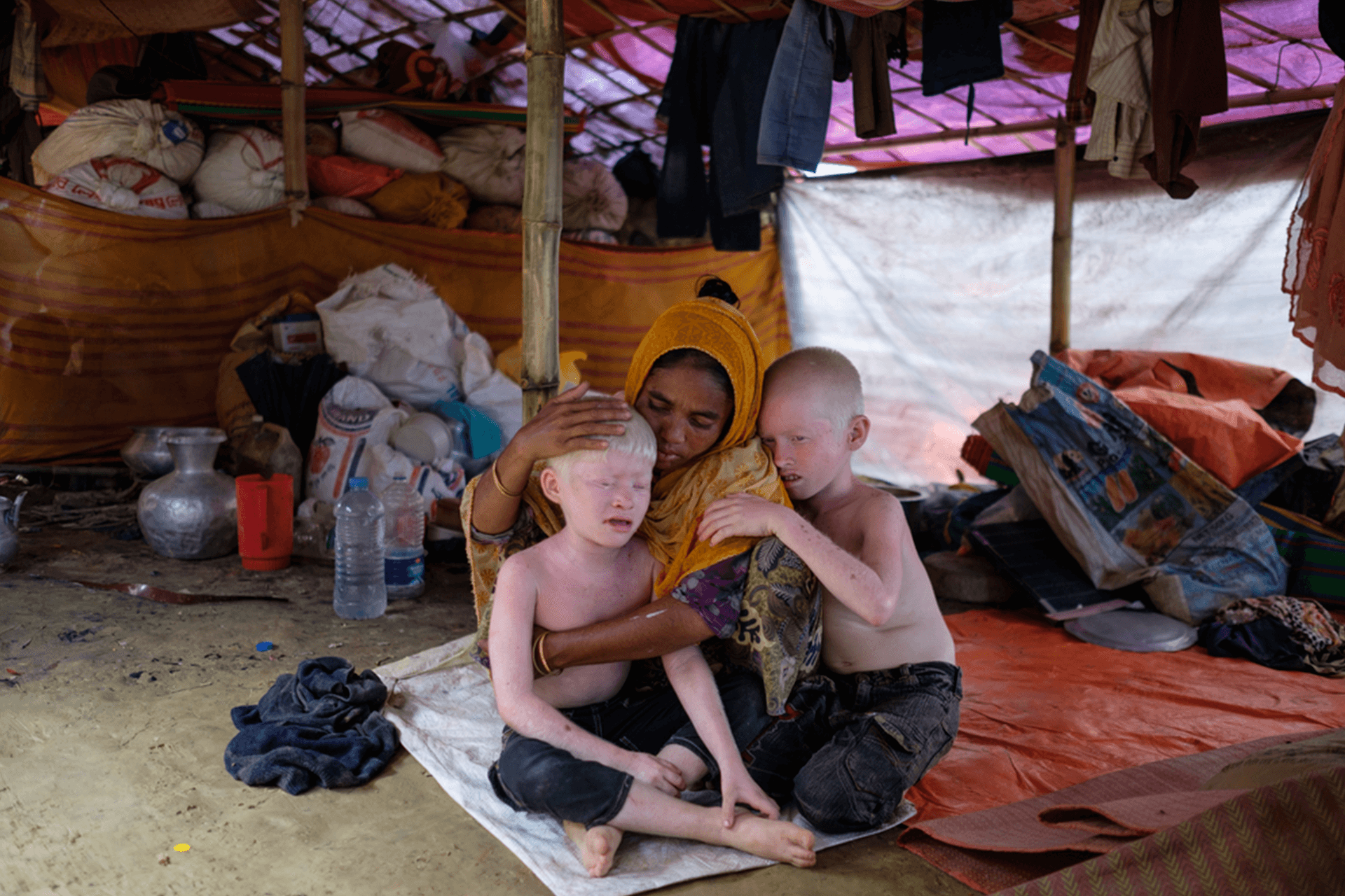 Mãe e seus filhos, refugiados Rohingyas em Bangladesh