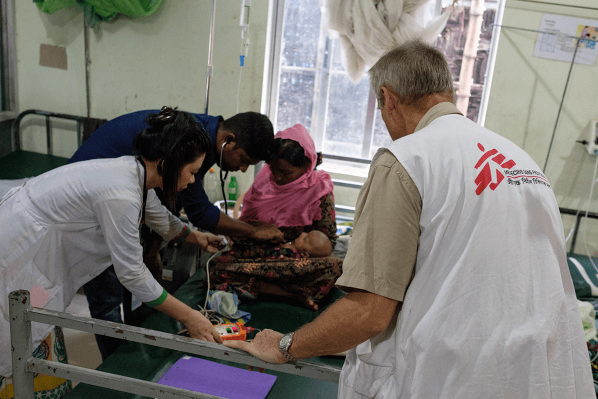 Equipe médica de MSF atende paciente em instalação em Kutupalong, Bangladesh