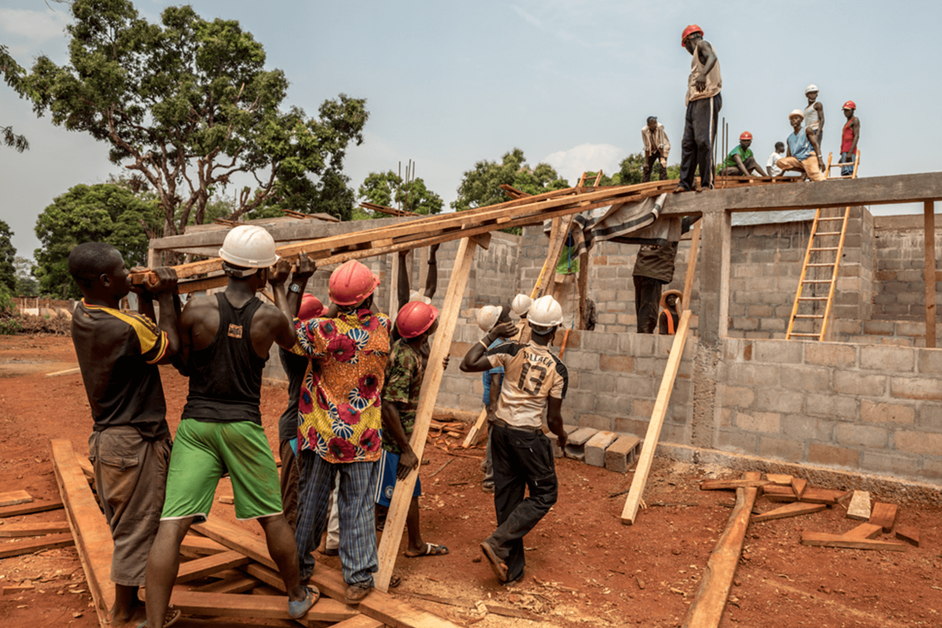 Construtores instalam a estrutura do telhado no novo departamento de emergência do hospital de Médicos Sem Fronteiras em Bangassou