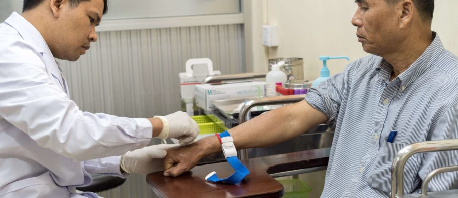 Din Savorn faz exame de sangue com técnico de laboratório de MSF, Sokchea Yan, na clínica de Hepatitis C de MSF no Hospital Preah Kossamak em Phnom Penh, Camboja
